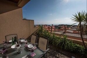 Outdoor dining - Apt. Arribas @ the Mar da Luz  Resort in Praia da Luz, Porto Dona Maria (Praia da Luz)