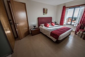2 bedrooms, iron/ironing board, Internet, bed sheets - Apt. Arribas @ the Mar da Luz  Resort in Praia da Luz, Porto Dona Maria (Praia da Luz)