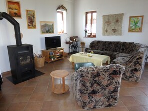 Fernseher, DVD-Player, Bücher