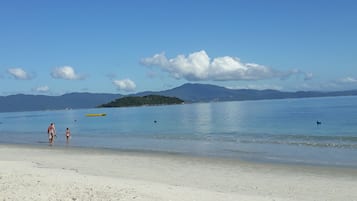 Una playa cerca