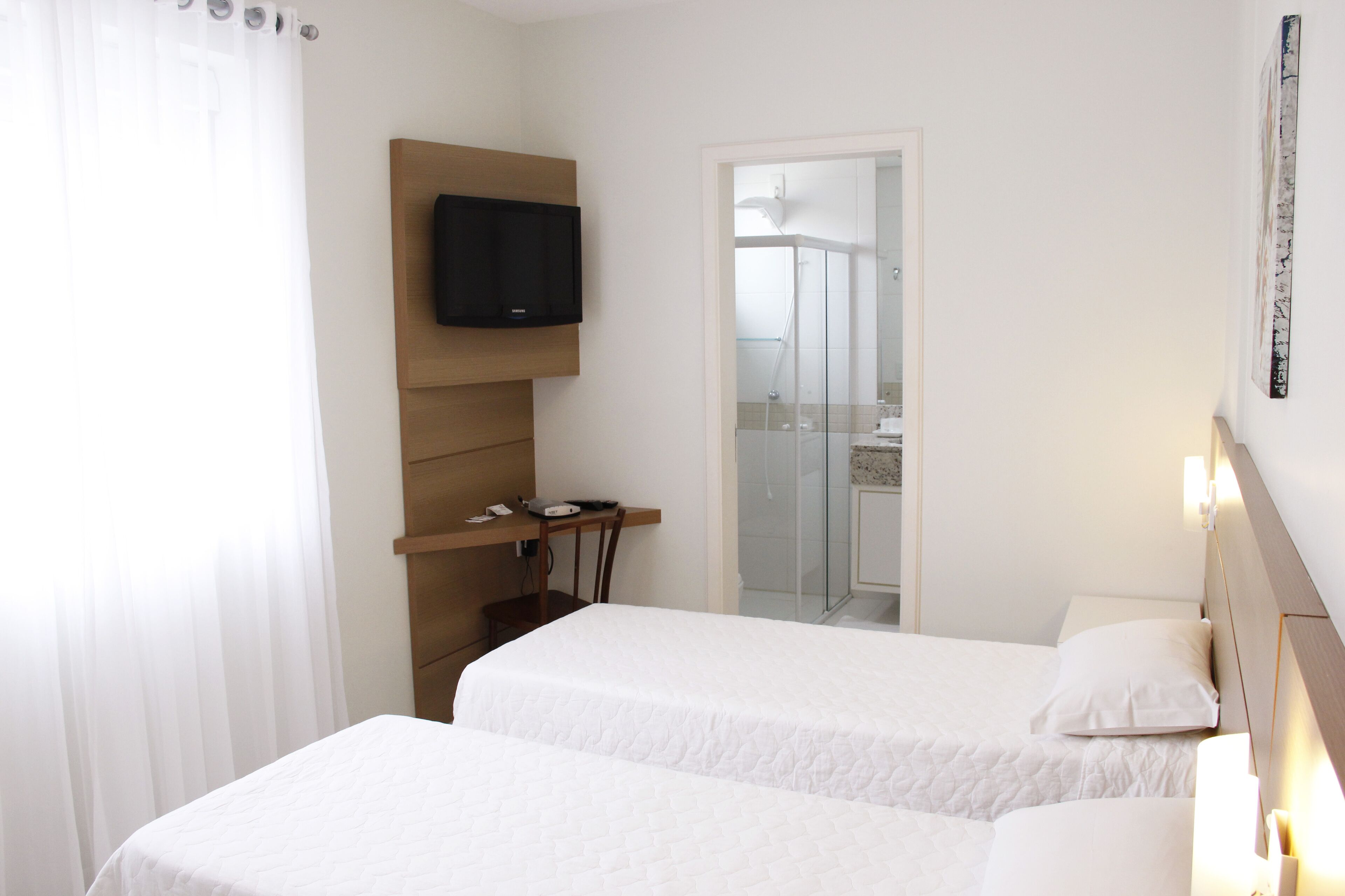 Minibar, caja fuerte, wifi gratis
