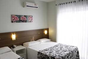 Quarto triplo luxo | Frigobar, cofres nos quartos, Wi-Fi de cortesia