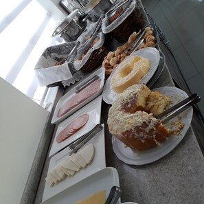 Free daily buffet breakfast - Hotel Porto Madero (Florianópolis)