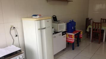 Basic House, 3 Bedrooms | Dapur peribadi | Peti sejuk, ketuhar gelombang mikro, ketuhar, pembancuh kopi/teh