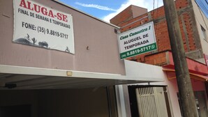 Un edificio con dos letreros que ofrecen estacionamiento temporal.