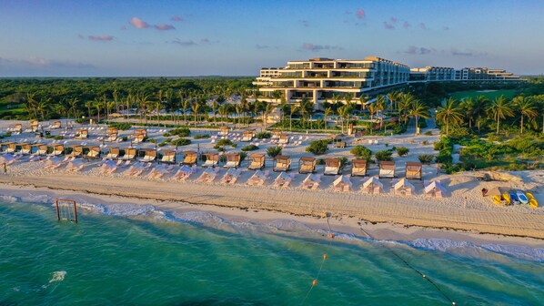 位於海灘上、白沙、免費海灘小屋、遮陽傘