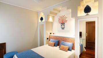 4 chambres, coffres-forts dans les chambres, fer et planche à repasser