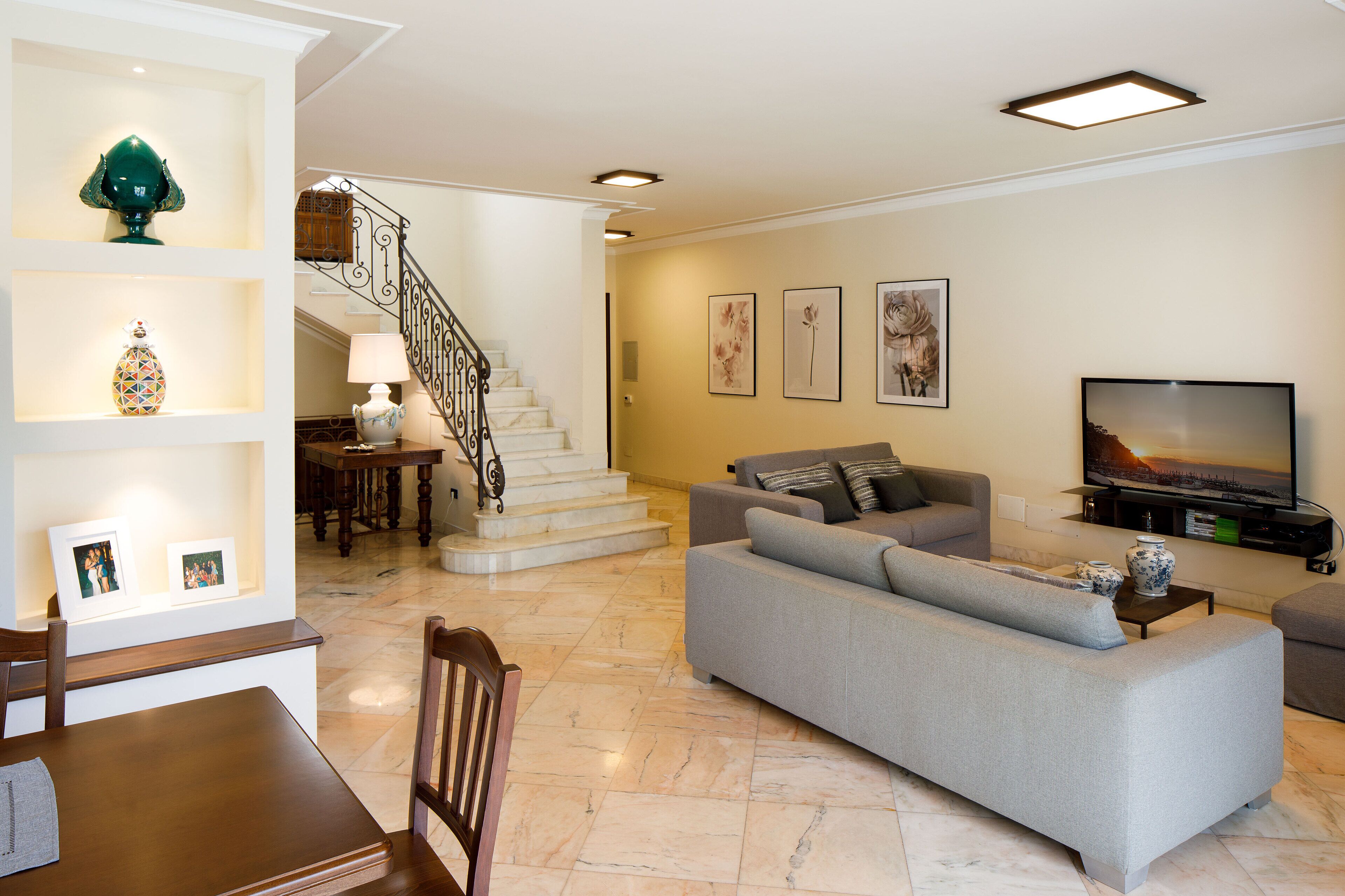 TV connectée, jeux vidéo, baby-foot, table de tennis de table