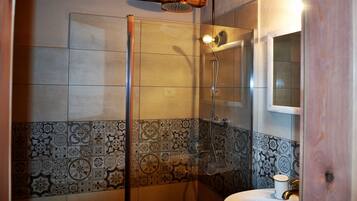 Apartamento Grand, vistas al valle | Baño | Ducha, cabezal de ducha tipo lluvia y toallas