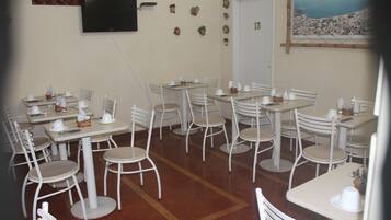 Café da manhã com buffet grátis todos os dias