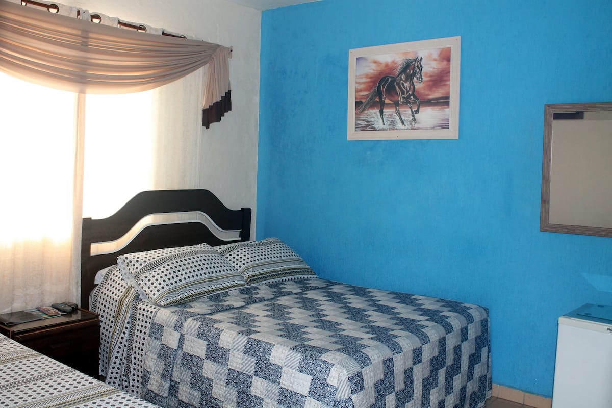 Habitación triple básica | Wifi gratis y ropa de cama