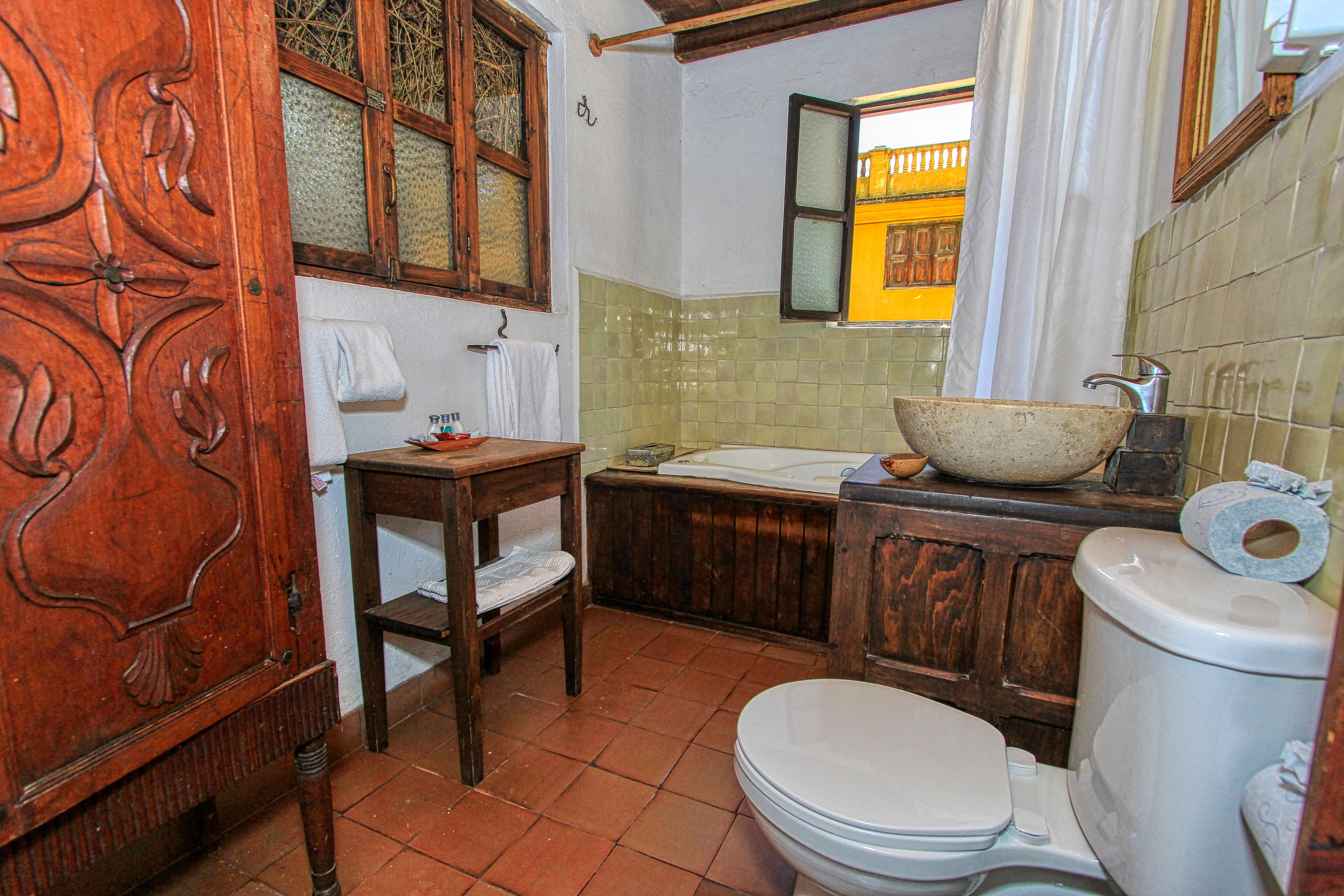 junior suite | bathroom | shower, free toiletries, towels