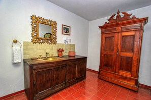 Junior Suite, Garden View | Private spa tub - Hotel Na Bolom (San Cristóbal de las Casas)