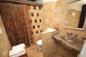 Habitación doble estándar, vista al jardín | Baño | Regadera, amenidades de baño gratuitas, toallas 