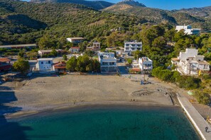 Plage, chaises longues, serviettes de plage