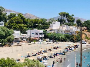 Plage, chaises longues, serviettes de plage