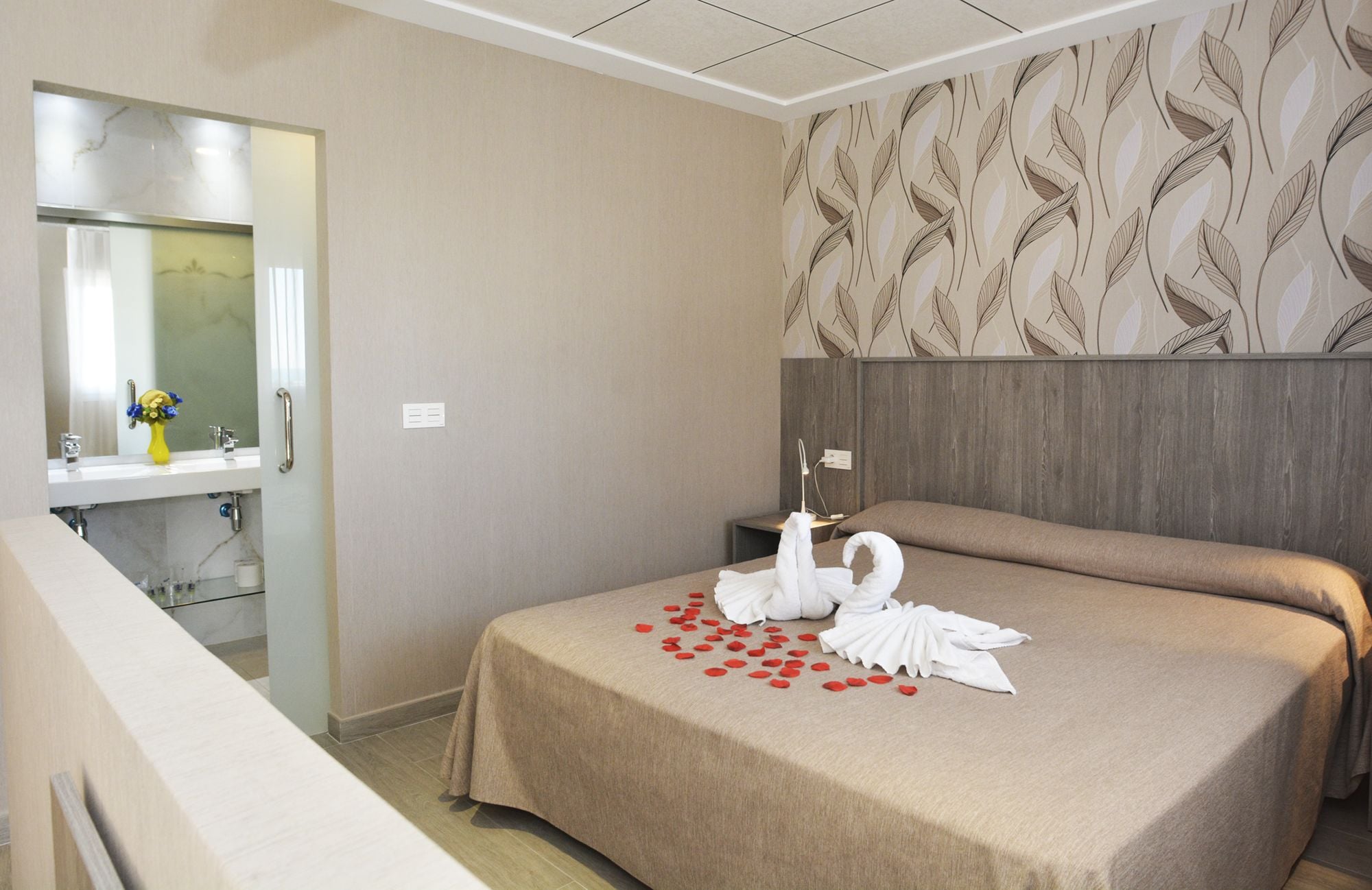 Caja de seguridad en la habitación y escritorio 