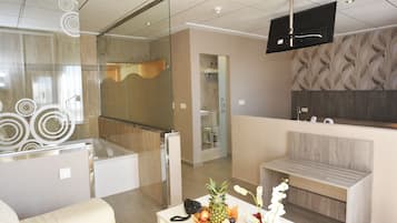 1 habitación, caja de seguridad en la habitación y escritorio