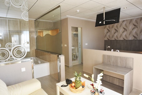 Caja de seguridad en la habitación y escritorio . Hotel Torrejoven