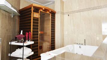Um banheiro moderno com uma sauna de madeira, uma banheira branca e uma estante com toalhas.