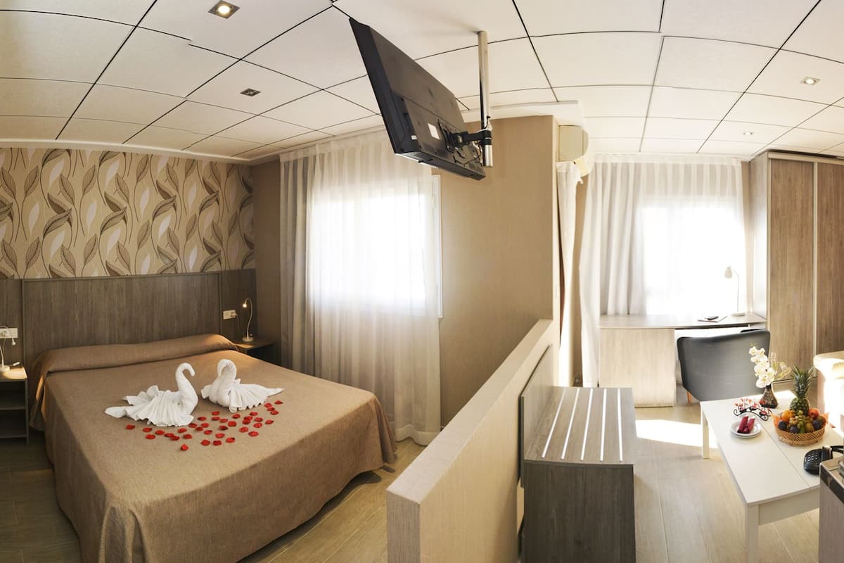 Junior Suite | 1 bilik tidur, peti besi dalam bilik, meja, ruang kerja komputer riba