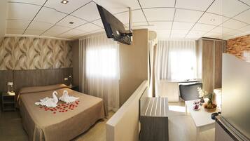 Junior suite | Een kluis op de kamer, een bureau, een laptopwerkplek