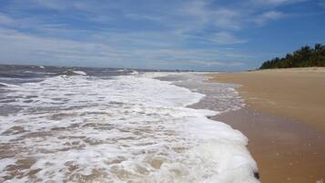 Nära stranden, solstolar och strandhanddukar