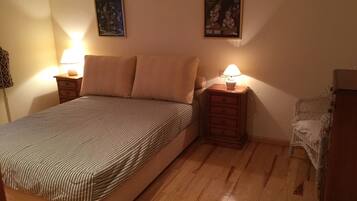 3 habitaciones, escritorio y tabla de planchar con plancha