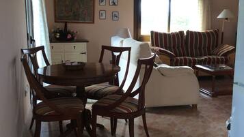 Fernseher, Videospielkonsole, Bücher