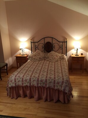 3 dormitorios, escritorio, tabla de planchar con plancha y ropa de cama