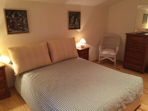 3 bedrooms, desk, iron/ironing board, bed sheets - Casa Alaya (6 people) full rental (Bailo)
