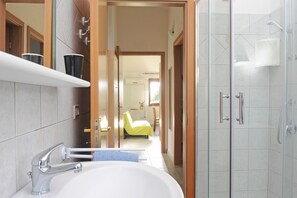 Douche, sèche-cheveux, serviettes fournies, savon