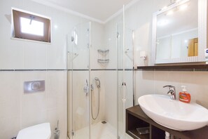 Ducha y bañera combinadas, secador de pelo, toallas y jabón