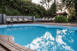 Una piscina al aire libre de temporada
