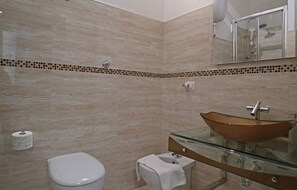 Een douche, een haardroger, een bidet, handdoeken
