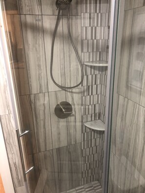 Combined shower/bathtub, hair dryer, towels, toilet paper