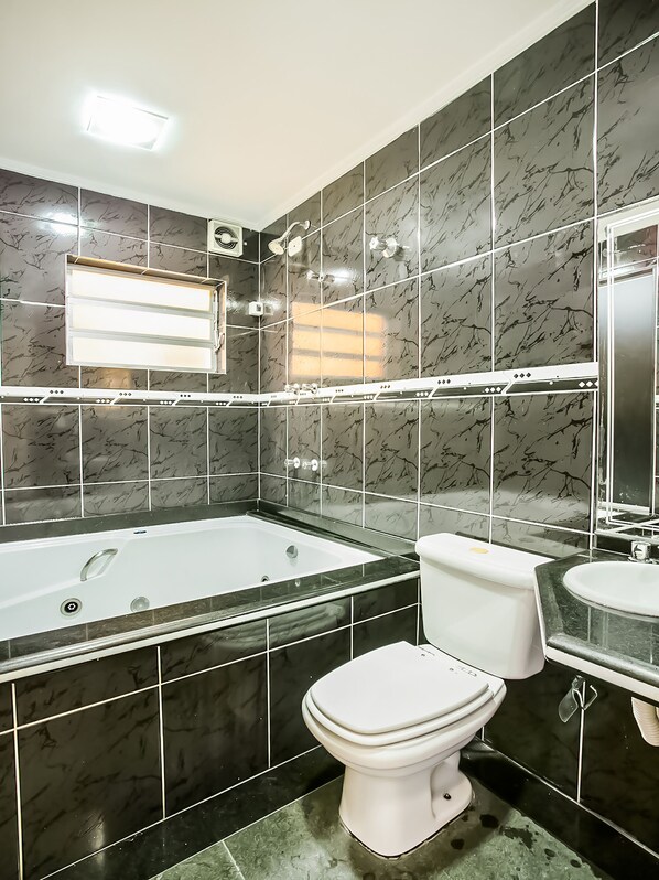 豪華套房 | 浴室 | 風筒、提供毛巾、番梘、洗頭水