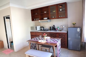 Fridge, microwave, dishwasher, coffee/tea maker