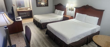 Quarto casal luxo, vista para a cidade | Escrivaninha, espaço de trabalho para notebook, cortinas blackout