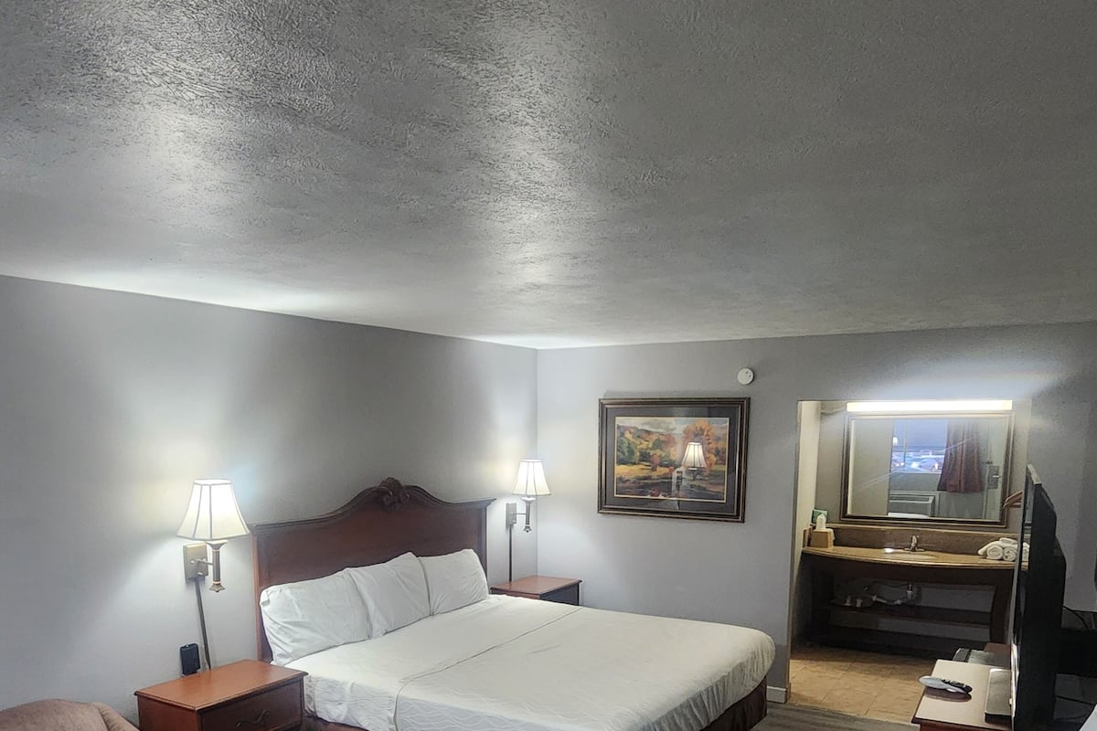Executive Room, 1 King Bed, City View | Desk, laptop workspace, blackout curtains, free WiFi