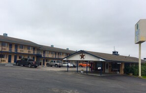 Vista frontal de la propiedad