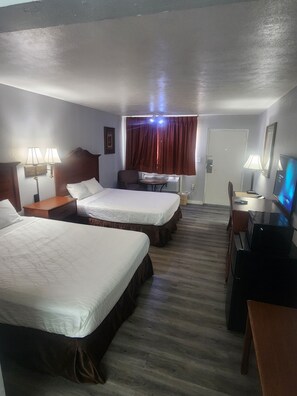 Deluxe Double Room, City View | Desk, laptop workspace, blackout curtains, free WiFi - Country inn Lampasas (Lampasas)
