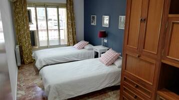 2 slaapkamers, een bureau, een strijkplank/strijkijzer, gratis wifi