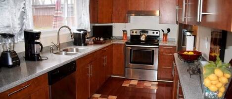 Kylskåp, mikrovågsugn, ugn och spishäll