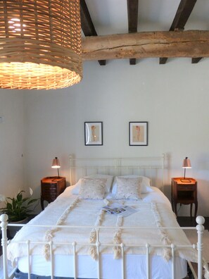 4 slaapkamers, een bureau, een strijkplank/strijkijzer, wifi