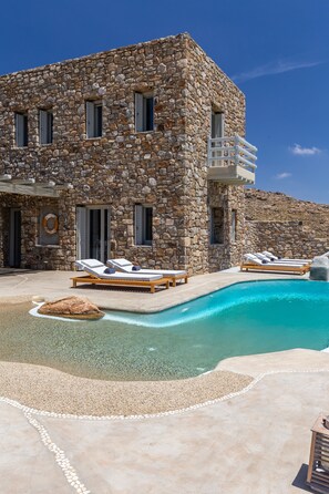 Piscine à débordement