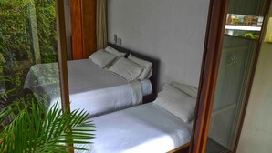 Quarto triplo família | Roupas de cama premium, cofres nos quartos, cortinas blackout