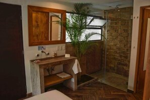 Ducha, cabezal de ducha tipo lluvia, toallas, jabón