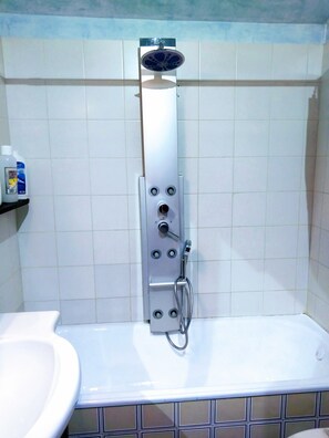 Combinació de dutxa i banyera, bidet, tovalloles i sabó 