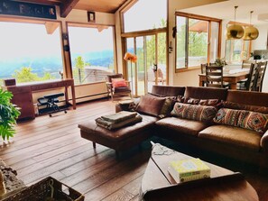 Living room overlooking the Rocky Mountains range. 